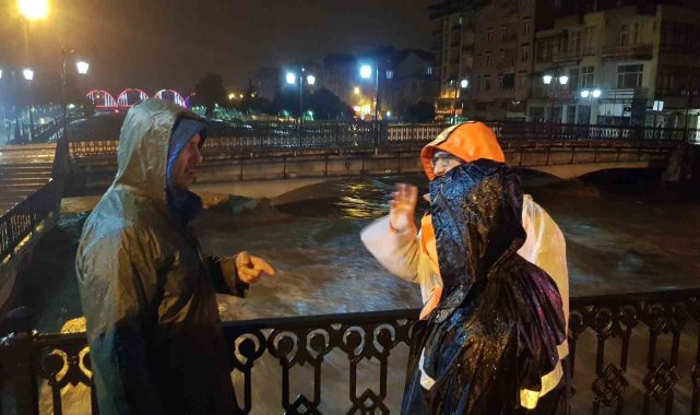 Samsun'un Terme ilçesinde ırmağın taşması sonucu ekipler sel tehlikesine