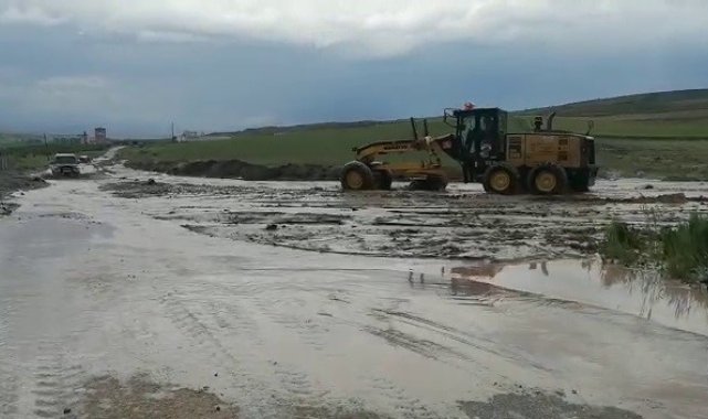 Sivas'ın Gemerek ilçesinde sel suları nedeniyle ulaşıma kapanan Çepni k...