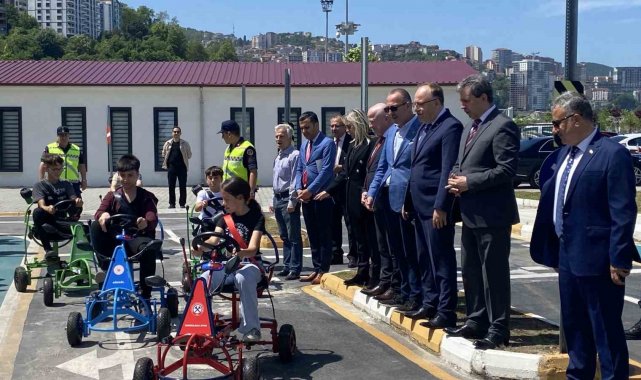 Zonguldak Kozlu ilçesinde karne sonrasında öğrenciler ilin 10 değerinin ism...