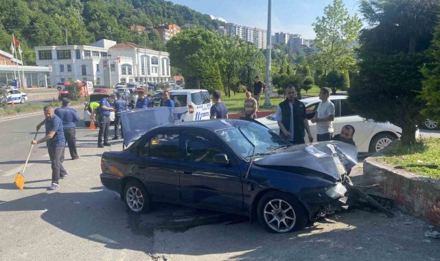 Zonguldak'ın Kozlu ilçesinde kontrolden çıkan otomobil ilk önce motosik...