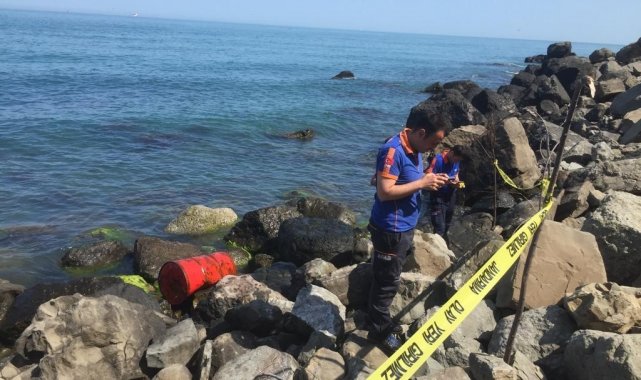 Zonguldak'ta Filyos sahilinde bulunan varil ekipleri harekete geçirdi.
...