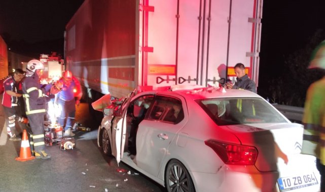 Bilecik'te dün gece bir tırın altına giren araçta ağır yaralanan sürücü...