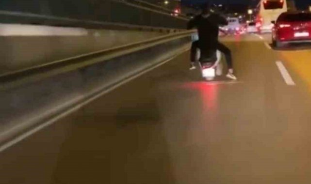 Bursa'da bir motosiklet sürücüsü trafiğe aldırış etmeden metrelerce tek...
