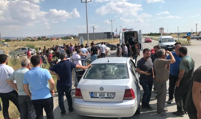 Çivril ilçesinde iki otomobilin kavşakta çarpıştı; 3 kişi yaralı