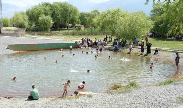 Erzincan'da aşırı sıcak havadan bunalan vatandaşlar, Ekşisu Mesire Alan...