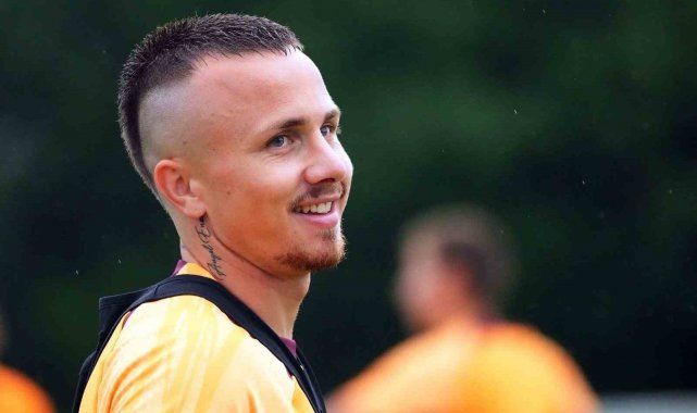 Galatasaray'ın yeni transferi Angelino, sarı-kırmızılı taraftarlarla be...