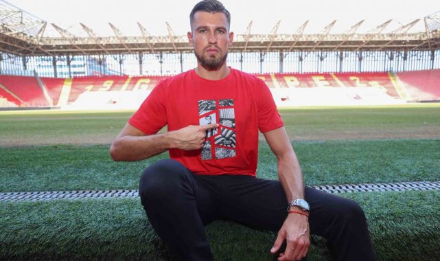 Göztepe'nin Southampton ile karşı karşıya geldiği dostluk maçında ilk k...