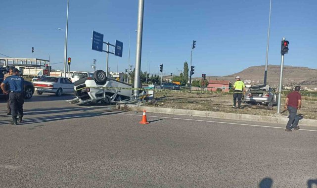 Kayseri'nin Develi ilçesinde meydana gelen trafik kazasında 4 kişi yara...