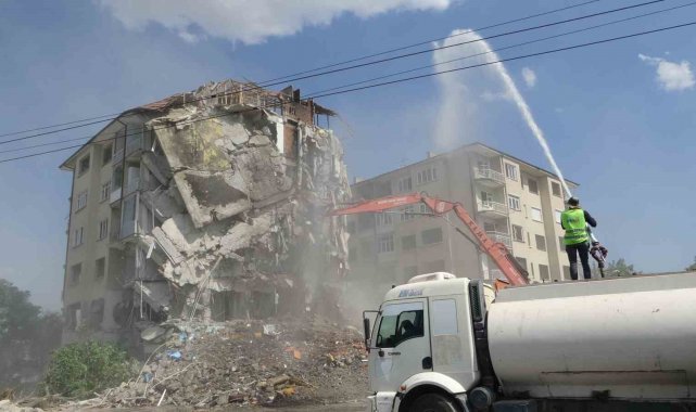 Malatya'da attığı bir taşla 8 katlı binayı yıkan vatandaş sosyal medyada