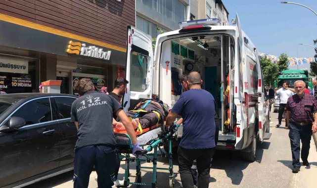 Sakarya'nın Akyazı ilçesinde seyir halindeki hafif ticari aracın çarptı...