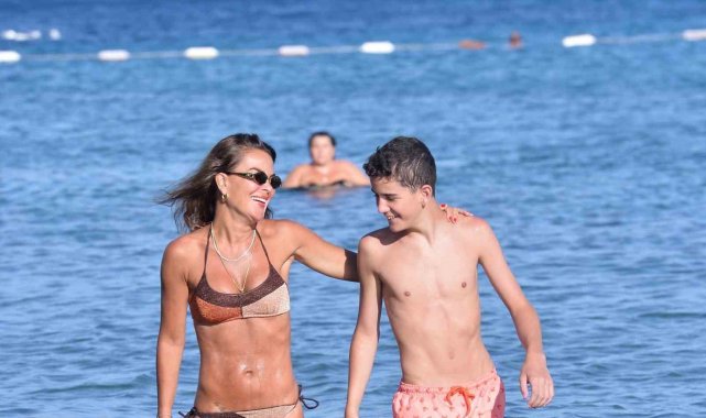 Ünlü sunucu ve model Özlem Yıldız, önceki gün oğlu Demir Serter ile birlikt...