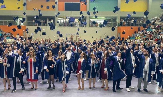 Uşak Üniversitesi İletişim Fakültesi 2022-2023 akademik yılı mezuniyet töre...