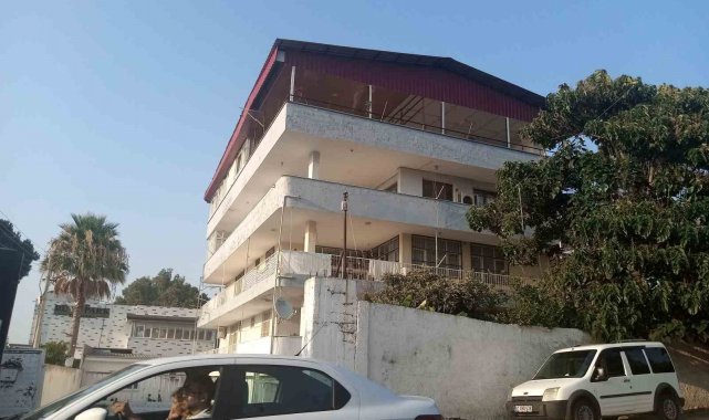 Adana'da 28 yaşındaki genç, kendini avukat olarak tanıtan kişiyi bıçakl...