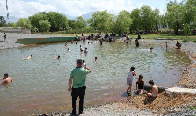 Erzincan'da aşırı sıcaklardan bunalan vatandaşlar Ekşisu Mesire Alanı
