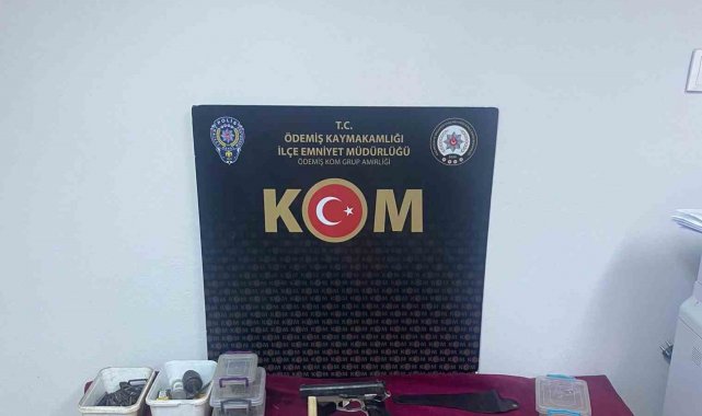 İzmir'in Ödemiş ilçesindeki evinde, ücret karşılığı kurusıkı silahların...