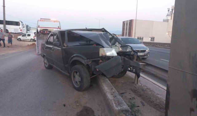 Kocaeli'nin Körfez ilçesinde bariyerleri aşıp yan yola geçen otomobil