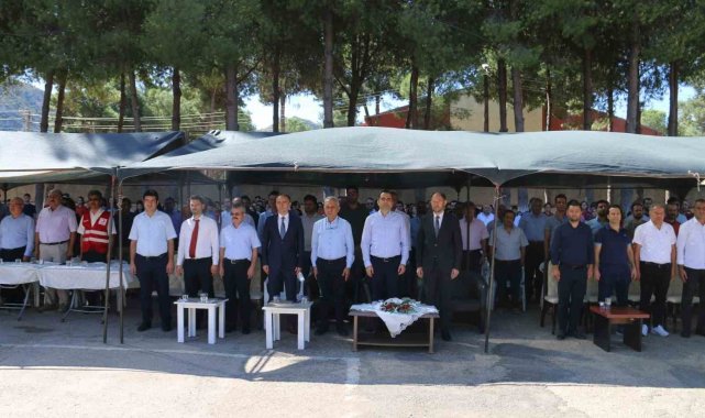 60. Yıl Şehit Mustafa Akar Ortaokulu öğrencileri ve öğretmenleri, İlköğreti...