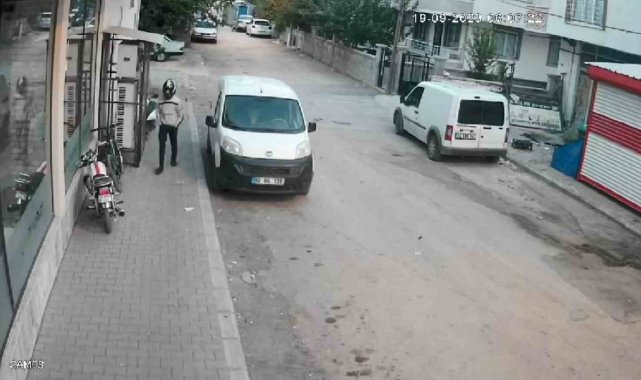 Adıyaman'da kasklı bir hırsızın motosikleti çalması güvenlik kameraları...