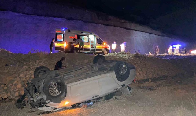 Adıyaman'ın Besni ilçesinde otomobil şarampole devrildi, 3 kişi yaralan...