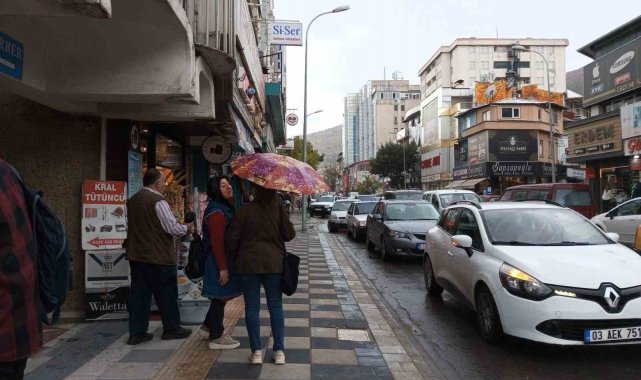 Afyonkarahisar'da meteorolojinin yaptığı uyarılar sonrası beklenen yağı...