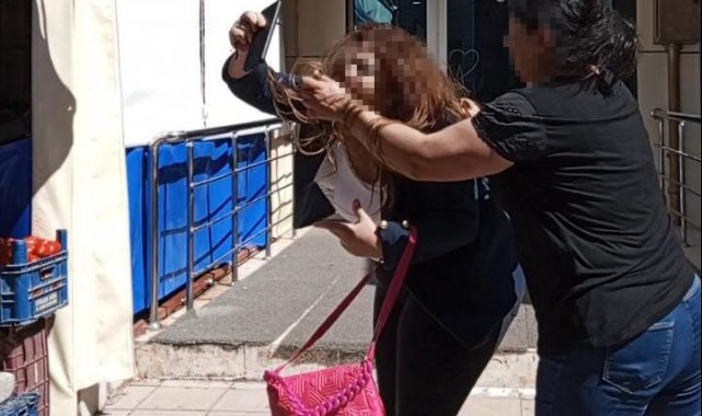 Afyonkarahisar'da teyze yeğen arasında sokak ortasında saç saça baş baş...