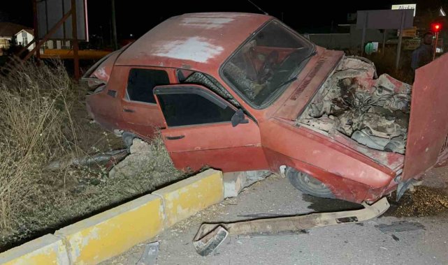 Afyonkarahisar'da tırın çarptığı ve hurdaya dönen otomobildeki sürücü ş...