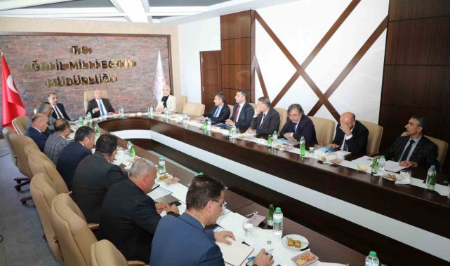 Ağrı İl Milli Eğitim Müdürü Hasan Kökrek başkanlığında, ilçe milli eğitim m...