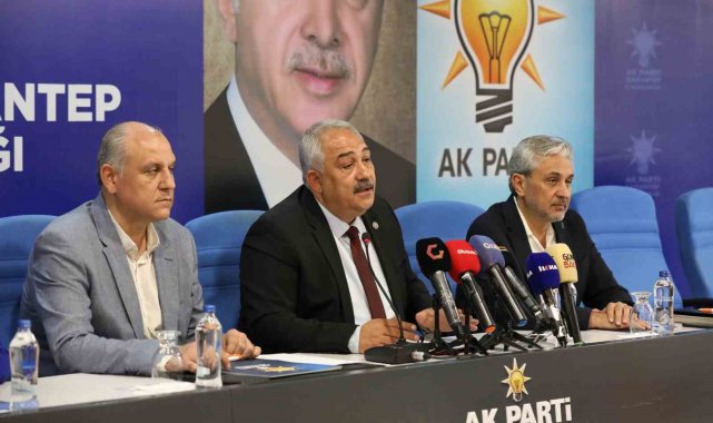 AK Parti Gaziantep İl Başkanlığı tarafından il binasında düzenlenen basın t...