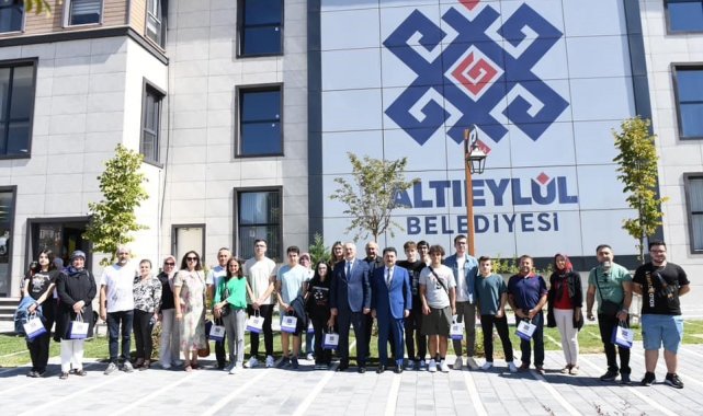 Altıeylül Belediyesi Millet Kıraathanelerinde bulunan kütüphanelerde üniver...