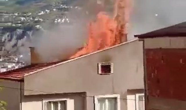 Amasya'da 4 katlı binanın çatı katında çıkan yangın itfaiye ekiplerinin...