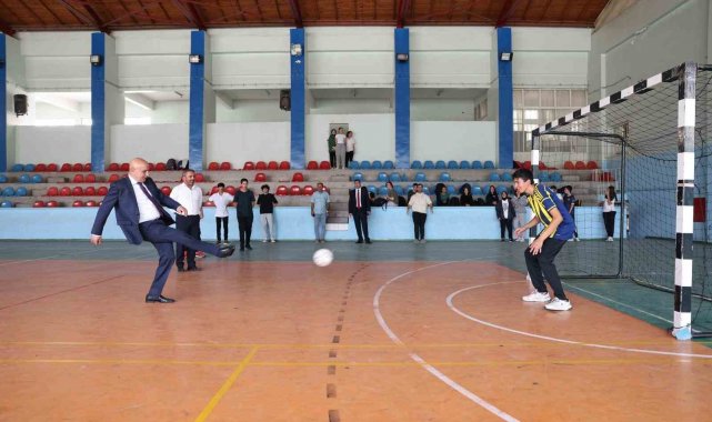 Ankara'nın Keçiören Belediye Başkanı Turgut Altınok, mezun olduğu Keçiö...