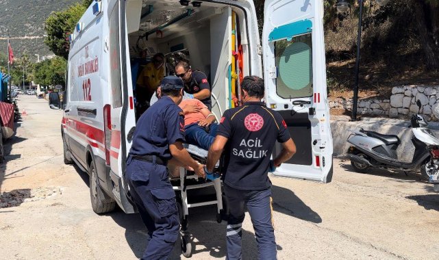 Antalya'nın Kaş ilçesi açıklarındaki ticari gemide göğüs bölgesinde ağr...