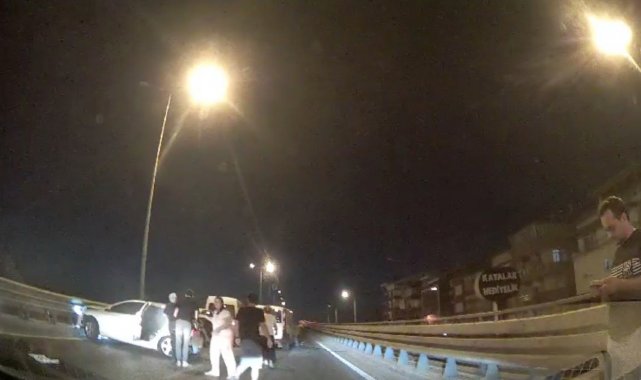 Antalya'nın Manavgat ilçesinde köprülü kavşakta 3 aracın karıştığı zinc...