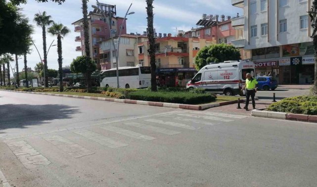 Antalya'nın Manavgat ilçesinde yaya geçidinden geçtiği sırada, cep tele...