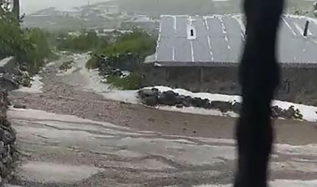 Ardahan'da etkili olan dolu yağışı Samanbeyli köyünü beyaza bürüdü.
Ar...