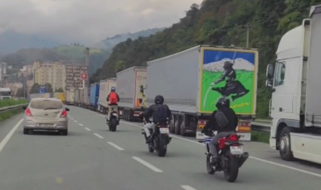 Artvin'de motosiklet sürücüsünün seyir halindeyken ayakta ellerini bıra...