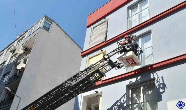 Aydın'ın Efeler ilçesinde bir binanın üçüncü katında cam kenarına sıkış...