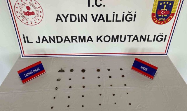 Aydın'ın Kuşadası ilçesinde jandarma ekipleri tarafından tarihi eser ka...