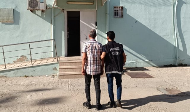 Aydın'ın Nazilli ilçesinde bir şahsın evinde yapılan aramada 10 kök hin...