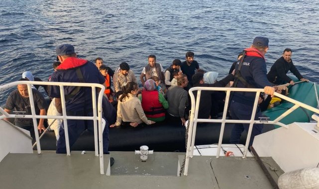 Balıkesir'in Ayvalık ilçesi açıklarında yasa dışı yollardan Yunanistan&...