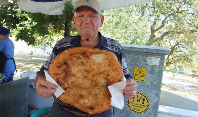 Balıkesir'in Burhaniye ilçesinde hayır için düzenlenen lokma geleneği v...