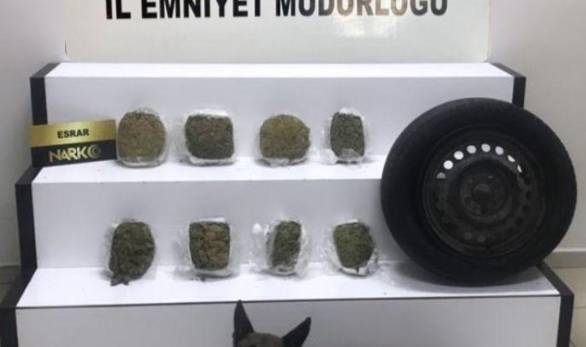 Balıkesir'in Edremit ilçesinde bir araç içerisine gizlenen 2 kilogram 9...