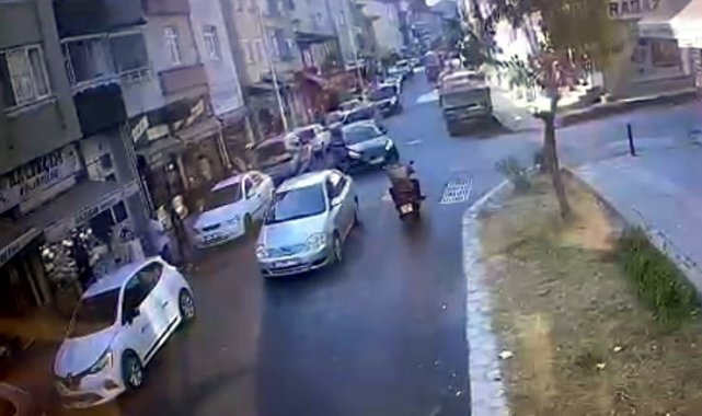 Bartın'da motosiklet ile otomobilin çarpıştığı kaza anı güvenlik kamera...