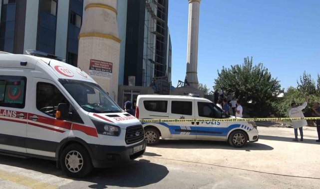 Batman'da yapımı devam eden Zehra Camii içerisinde bulunan 8 katlı iske...