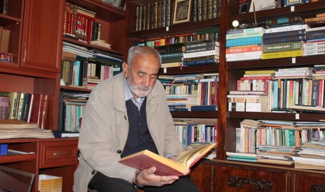 Bayburtlu emekli öğretmen Ahmet Demiröz, şimdiye kadar okuduğu kitapların i...