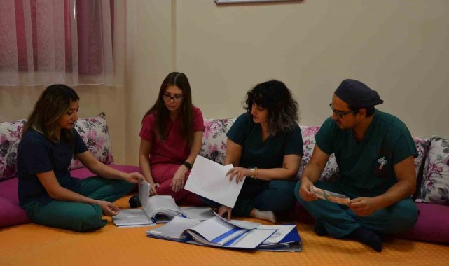 BİTLİS (İHA) – Bitlis'in Tatvan Devlet Hastanesi'nde anne ve anne a...