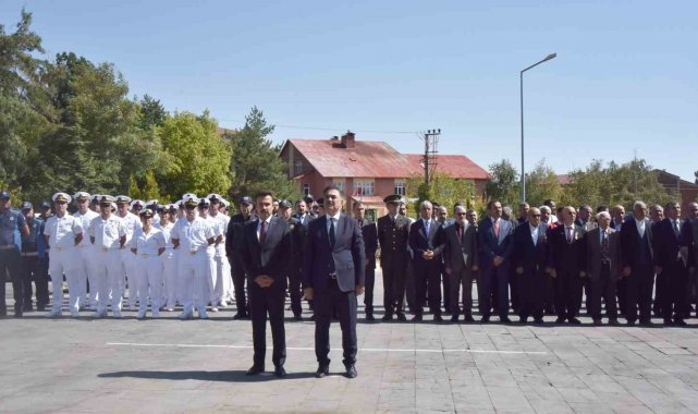 Bitlis'in Ahlat ilçesinde 19 Eylül Gaziler Günü düzenlenen törenle kutl...