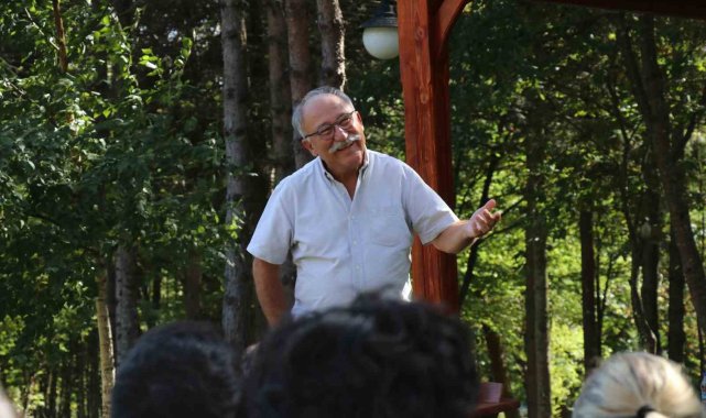 Bolu'da "Oyunculuk ve Sinema Kampı" programına katılan duayen...