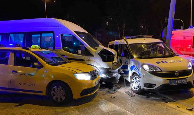 Bursa'da 3 aracın karıştığı kazada 3'ü polis 6 kişi yaralandı.
Kaz...