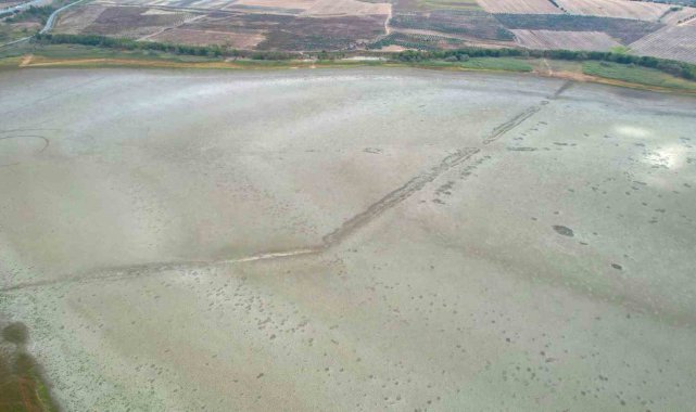 Büyükçekmece Gölü'nde doluluk oranı yüzde 4.84'e geriledi. Suların ...